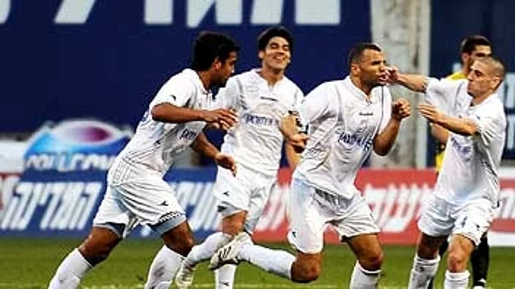 שחקני קרית שמונה חוגגים