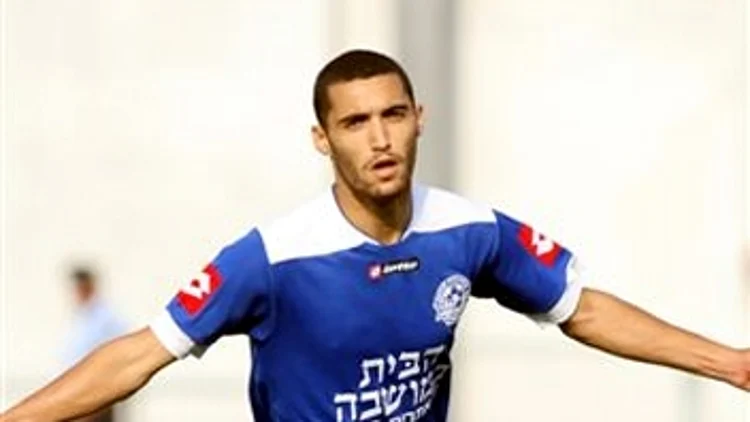 גולן חוגג שער במדי מכבי פ"ת