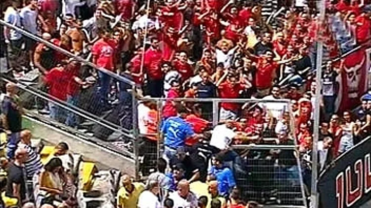 אוהדי מכבי והפועל תל אביב בדרבי