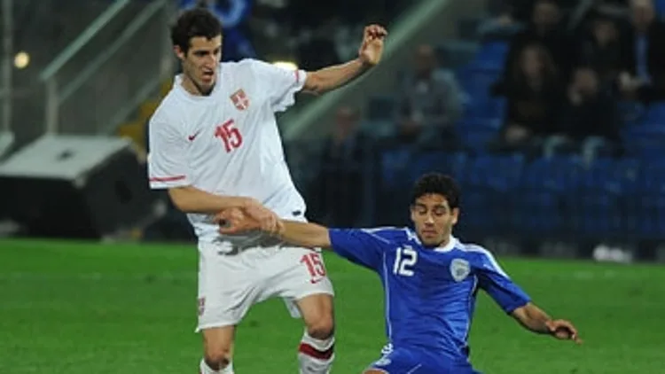 גולסה נופל במדי הנבחרת מול סרביה