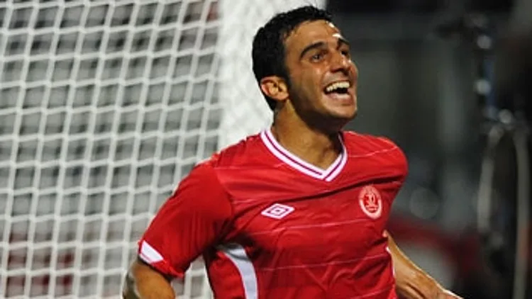 יוסי שבחון חוגג במדי הפועל ת"א