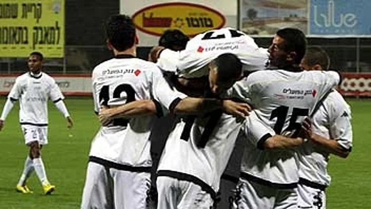 שחקני קרית שמונה חוגגים ניצחון