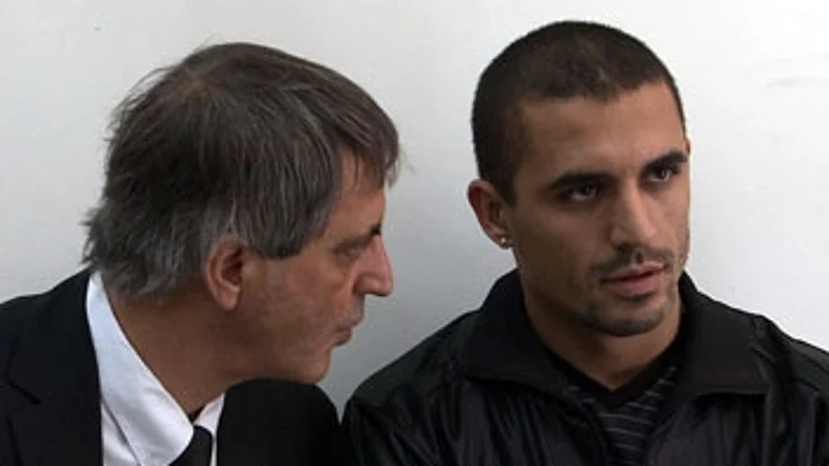 דה סילבה עם עורך דינו בבית המשפט