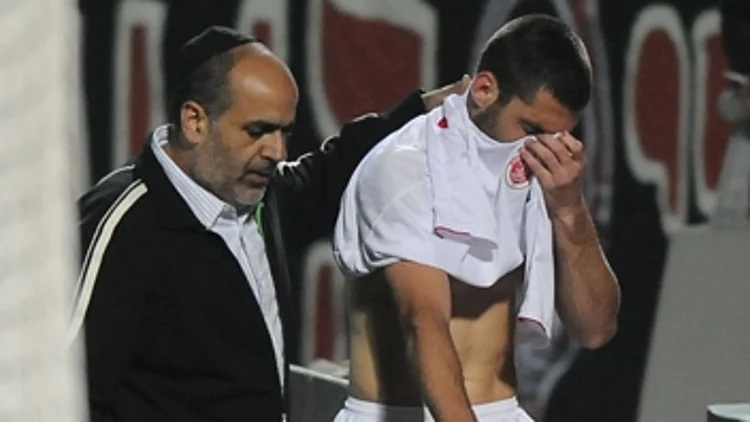 שכטר בוכה לאחר שנפצע בכתף