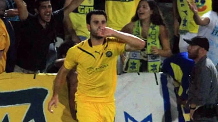 רוברטו קולאוטי חוגג במדי מכבי תל אביב