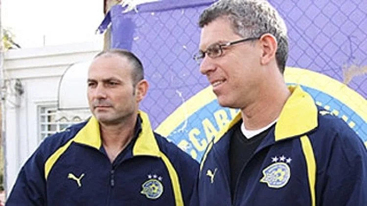 איווניר וגולדהאר לוחצים ידיים