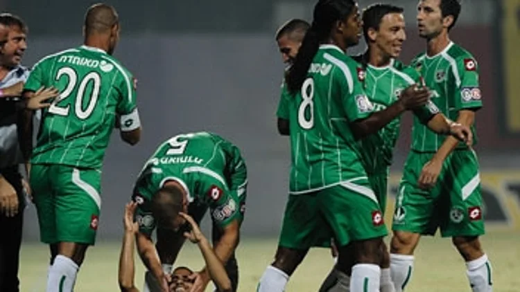 שחקני חיפה חוגגים מול ר"ג