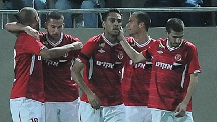 שחקני הפועל חוגגים שער