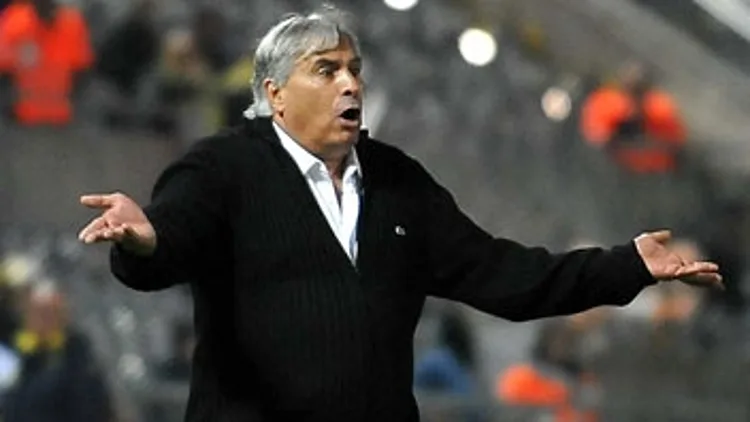 יוסי מזרחי עם ידיים לצדדים