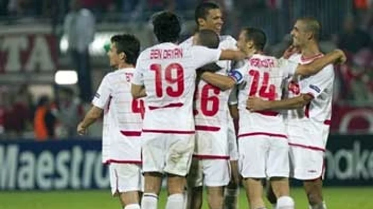 שחקני הפועל תל אביב חוגגים את הניצחון על בנפיקה ליסבון