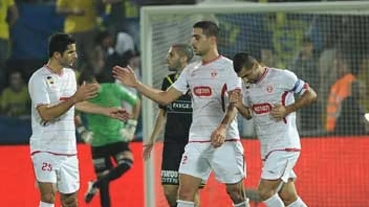 שחקני הפועל תל אביב חוגגים בדרבי