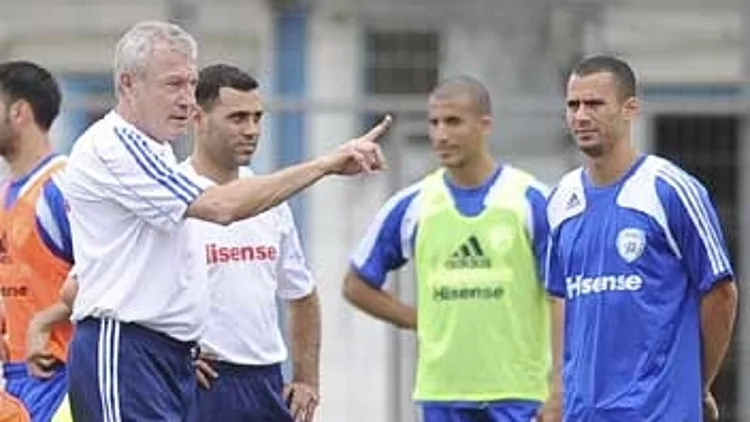 לואיס פרננדס מסביר לשקחנים באימון