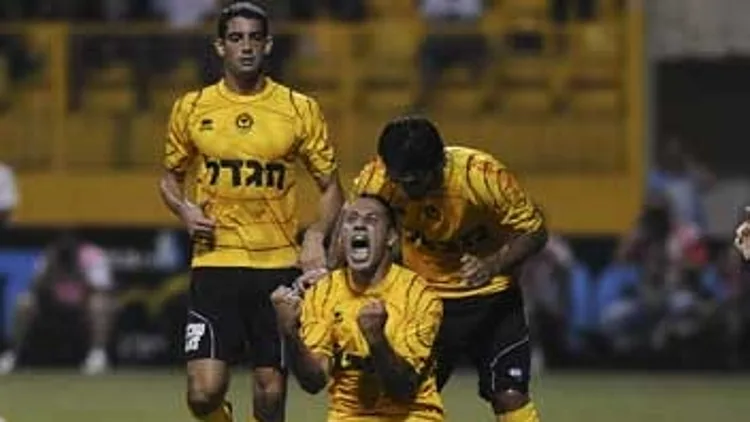 שחקני מכבי נתניה חוגגים