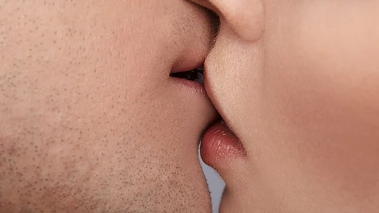 נשיקה חושנית