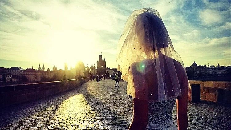 הכלה שמחפשת עצמה ברחבי העולם