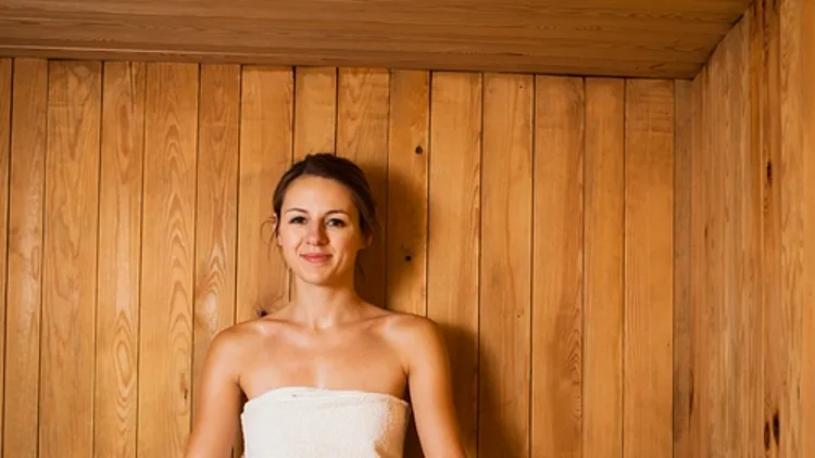 אישה בסאונה