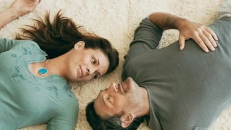 זוג שוכב על הריצפה