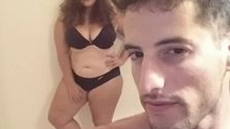 לא האמינה שאחד כמוהו ירצה לצאת עם אחת כמוה