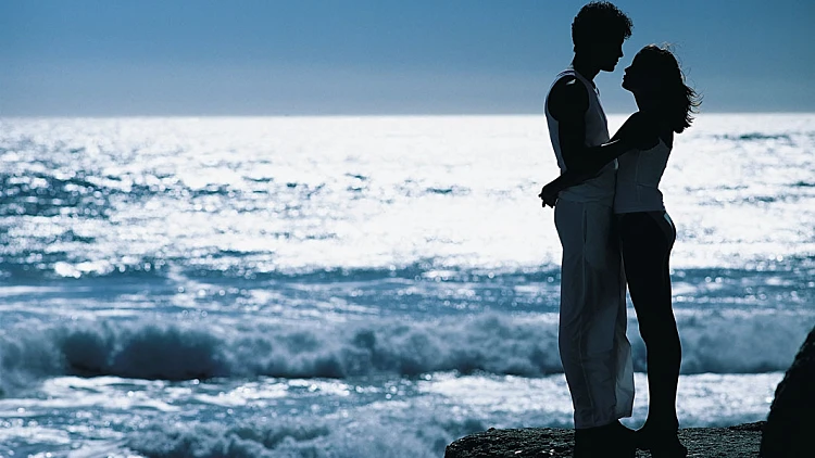 זוג מחובק בים.