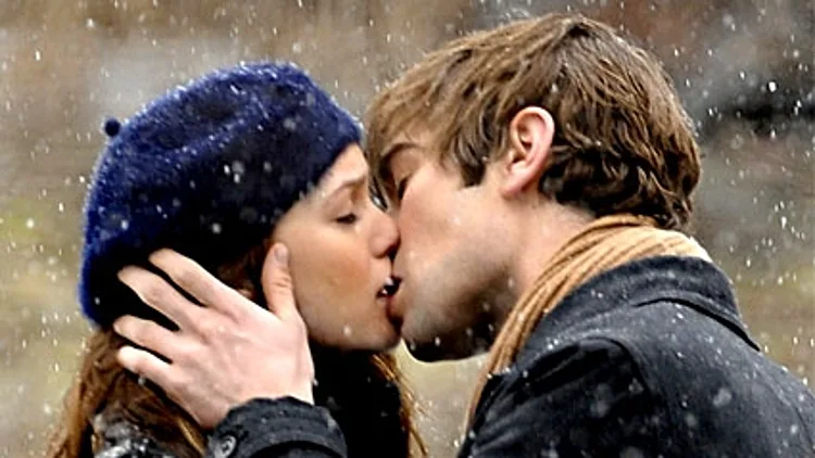 בלייר ונייט מתנשקים. מתוך הסדרה אחת שיודעת