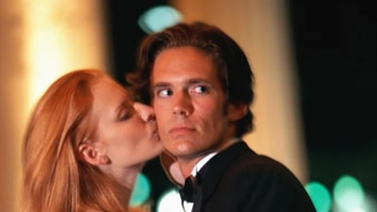 זוג מתנשק בחשאי כשהגבר נראה מבוהל