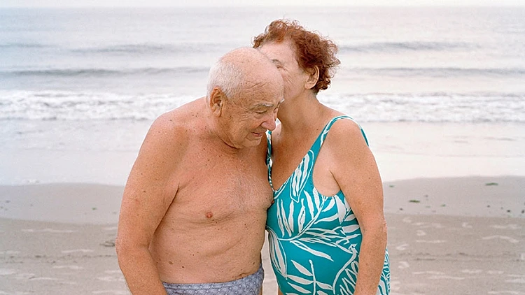 זוגות מבוגרים מאוהבים