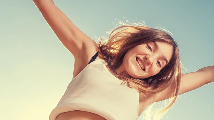 אישה קופצת מאושרת