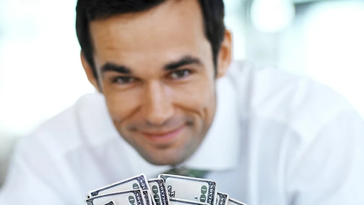 בחור מחייך עם כסף