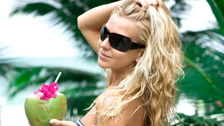 בחורה עם קוקוס