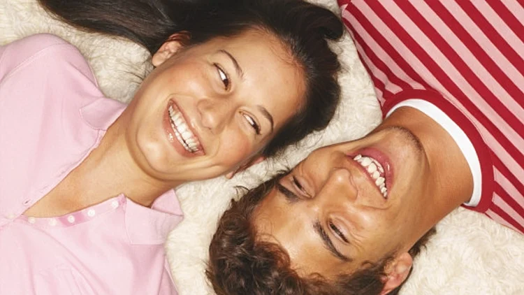 זוג שוכב על הריצפה