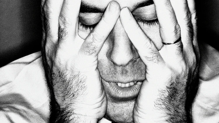 פנים של גבר מודאג, שחור לבן