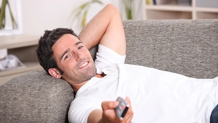 גבר על הספה