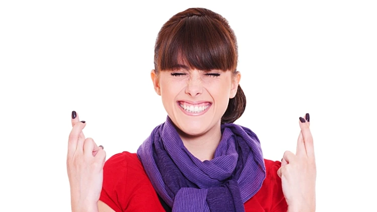 מחזיקה אצבעות