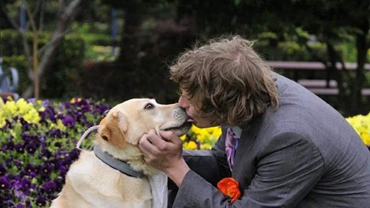 גבר שהתחתן עם הכלבה שלו