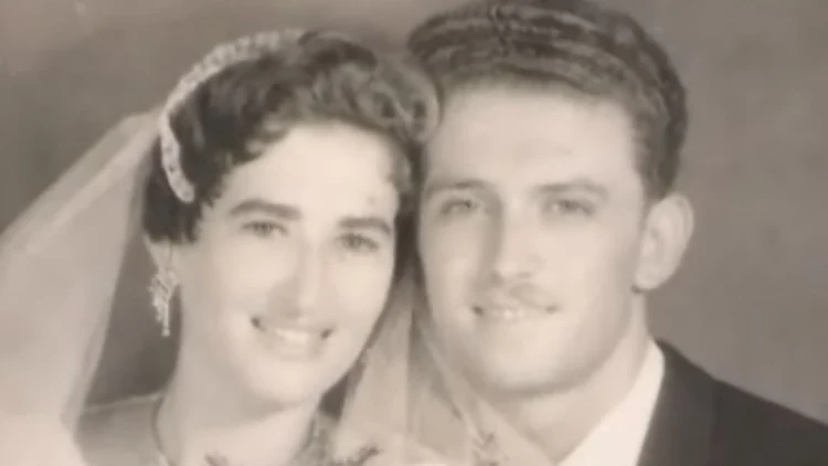 תמונת נישואיהם של יורם ושולה גנני שחיים יחד 54 שנים