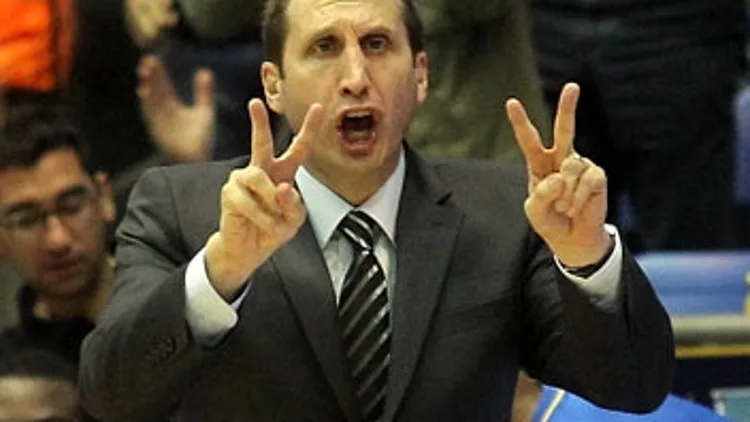 מאמן מכבי תל אביב בזמן משחק יורוליג