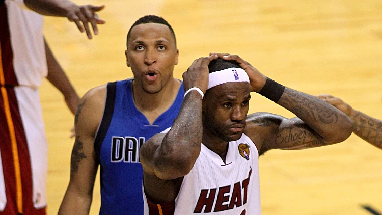 ג'יימס תופס את הראש בסיום המשחק מול דאלאס