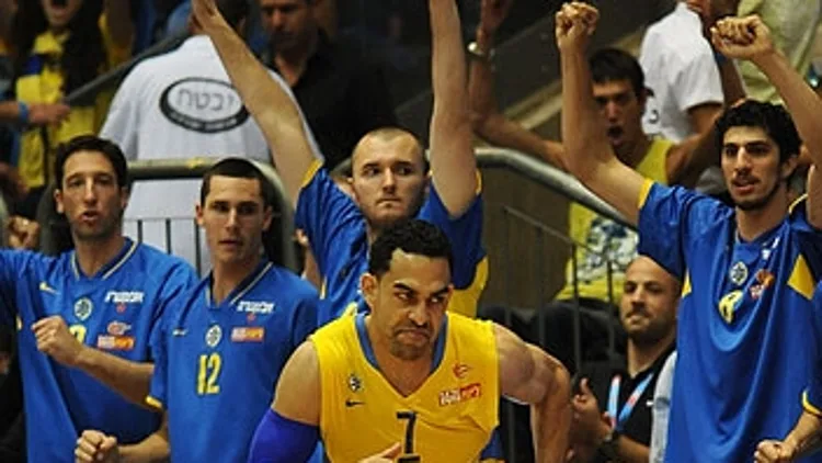 דייויד בלו והספסל של מכבי תל אביב חוגגים