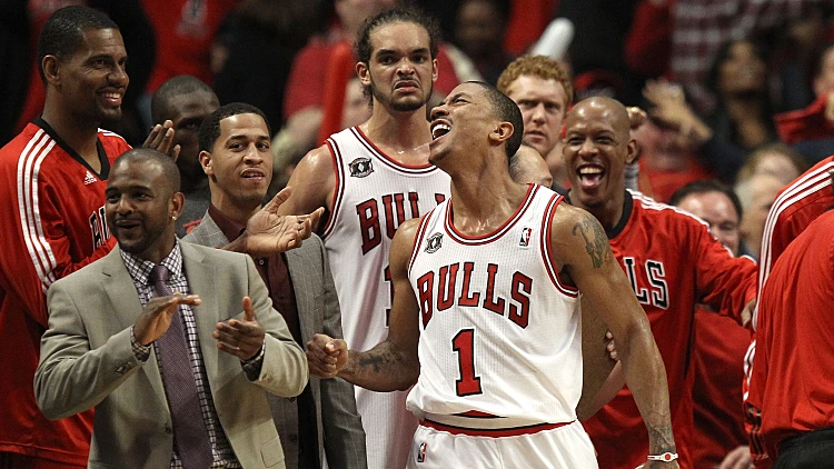 דריק רוז ושחקני שיקגו חוגגים