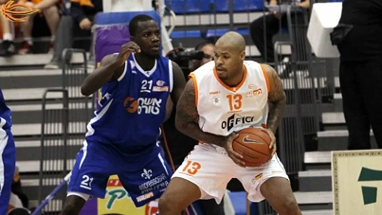 ארון מגי מול שון ג'יימס