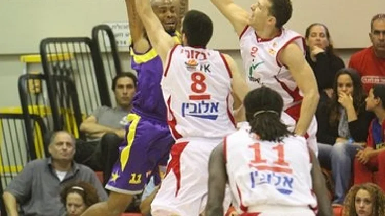 דגן יבזורי וגל מקל מול הפועל חולון