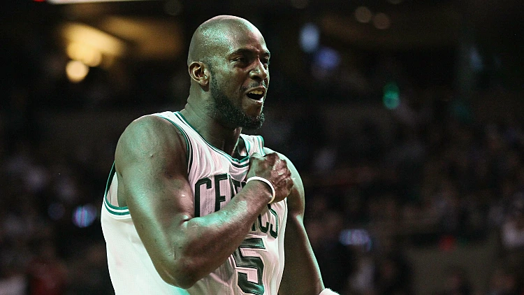 גארנט דופק לעצמו על החזה