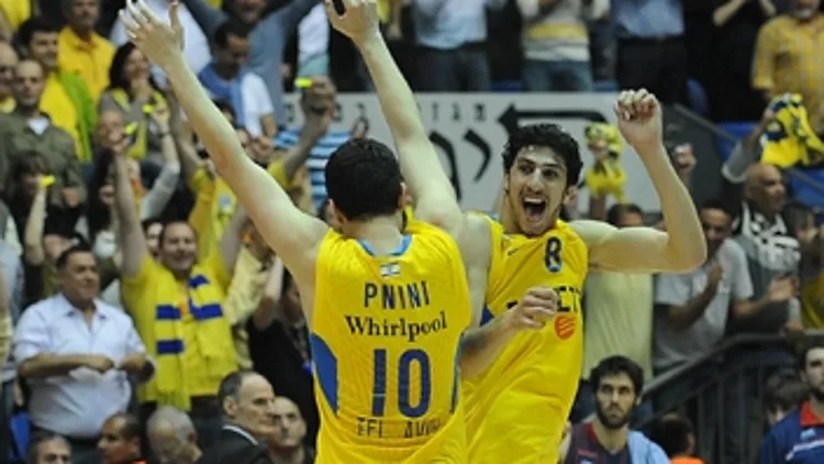 אליהו חוגג עם פניני