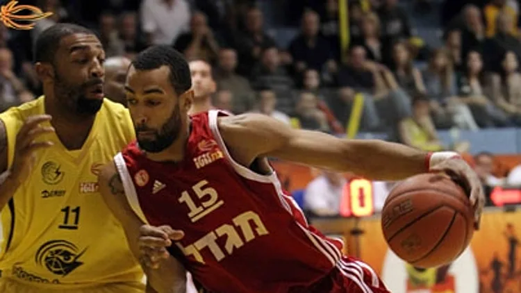 בראיין רנדל מול רומיאו טראוויס