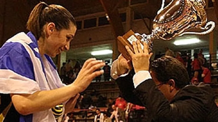 המאמן עדן ענבר ואורנית שוורץ עם הגביע