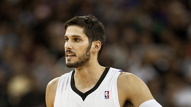 עמרי כספי במדי הסקרמנטו קינגס