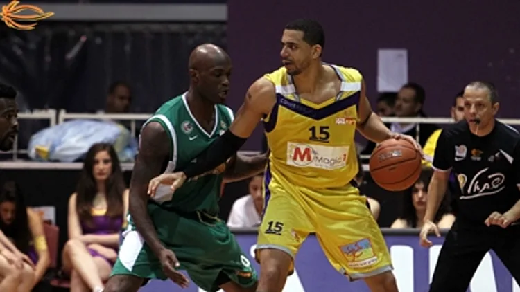 מלצר מהפועל חולון מול מכבי חיפה