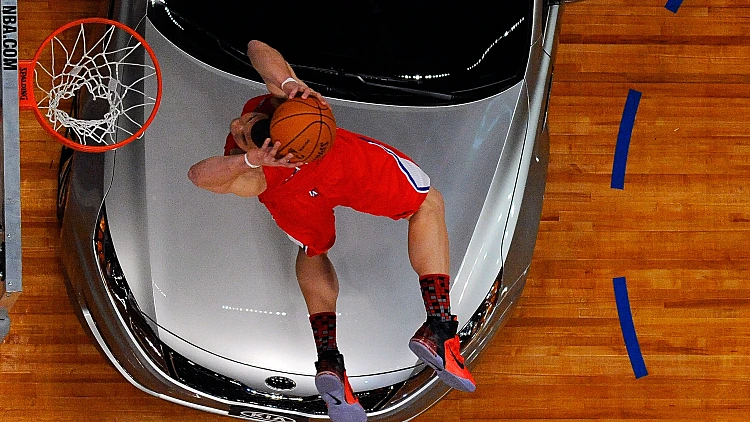 בלייק גריפין מרחף מעל מכונית בדרך לדאנק