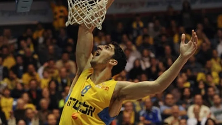 ליאור אליהו מטביע בהיכל נוקיה