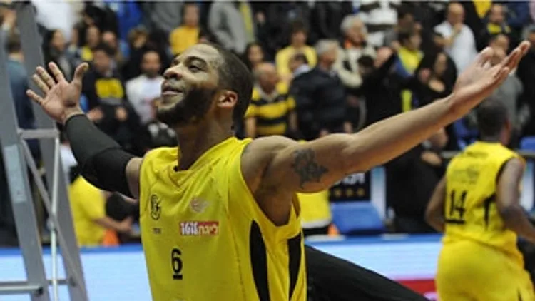 אדריאן בנקס חוגג העפלה לגמר גביע המדינה